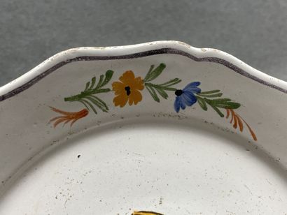 NEVERS.
Assiette en faïence à décor polychrome...