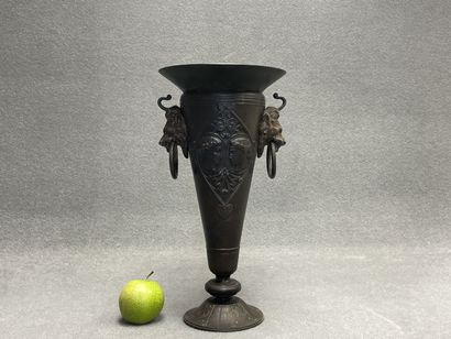 Vase cornet en régue patiné, style néoclassique.
H:...