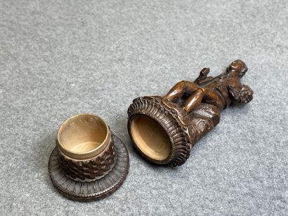 Elégant en bois sculpté formant boite. 
H....