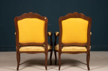 Paire de fauteuils , garnis de tissu jaune
style...