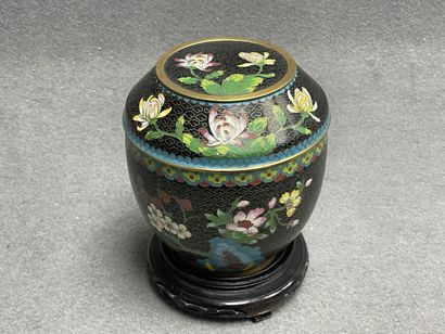 Pot couvert en émaux cloisonnés sur socle...