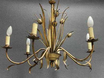 Lustre en tôle à six lumières. 
H. :73 cm....