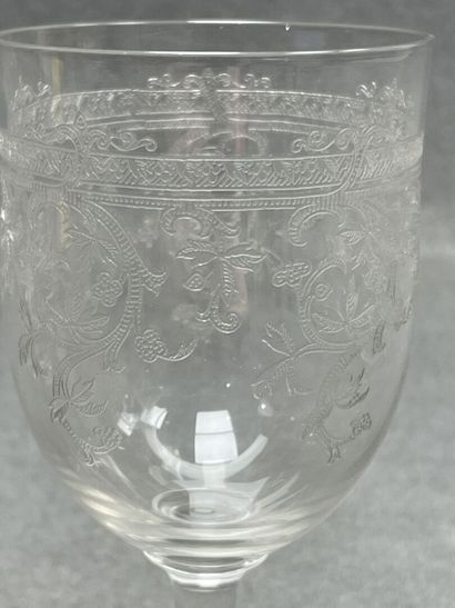 Carafe et quatre verres ciselés. 
H. :34...