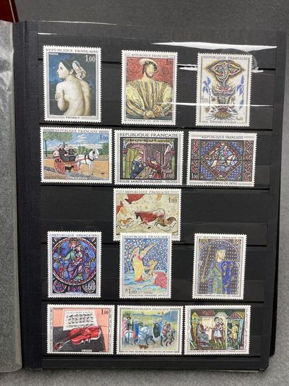 Cinq albums de timbres Français.
