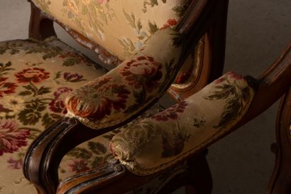 Salon comprenant une paire de fauteuils et...