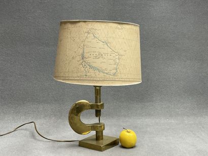 Lampe en bronze figurant une manille de bateau,...