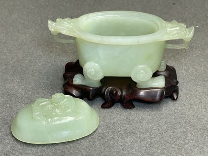 Deux sculptures en jadeite. 
H. :8,5 cm et...