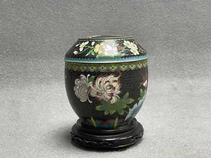 Pot couvert en émaux cloisonnés sur socle...