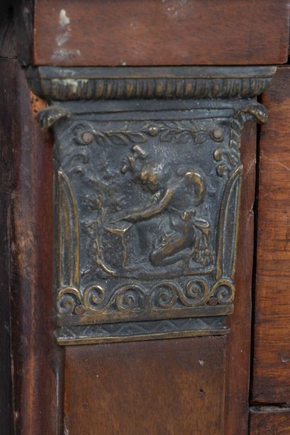 Commode en noyer, pieds griffe, ouvrant à...