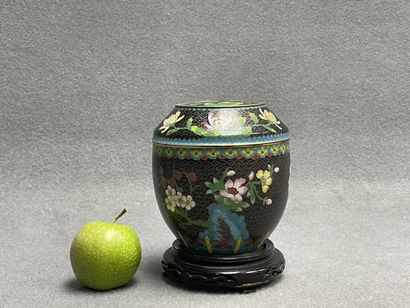 Pot couvert en émaux cloisonnés sur socle...