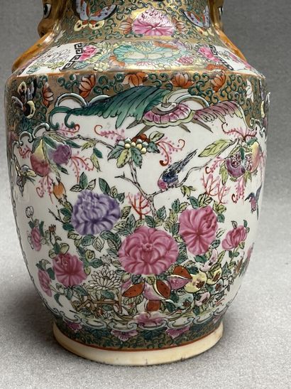 CHINE Deux vases en porcelaine décor Canton...