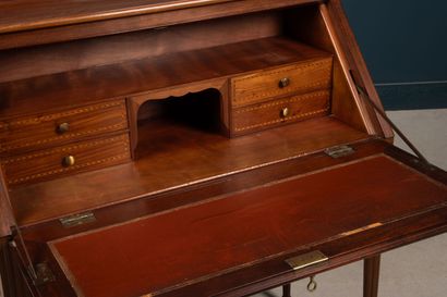 Bureau de pente en merisier et acajou.
Style...
