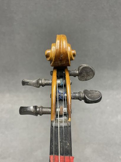 Petit violon et archet.
portant l' étiquette...