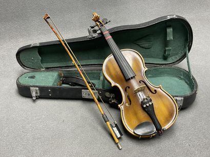 Petit violon et archet.
portant l' étiquette...