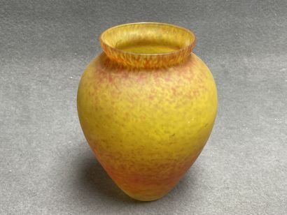 Vase en verre marbré. 
H. :23 cm.