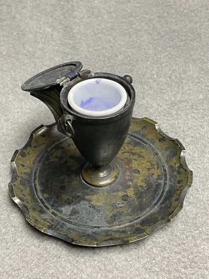Encrier en régule patiné à décor d'egyptienne.
H:...
