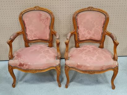 Paire de fauteuils cabriolets de style Louis...