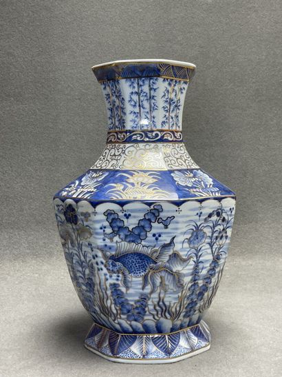 Grand vase decoratif en porcelaine à pans...