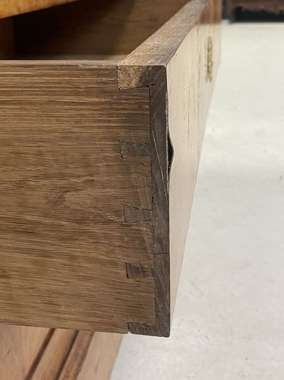 Commode à doucine en placage de noyer, ouvrant...