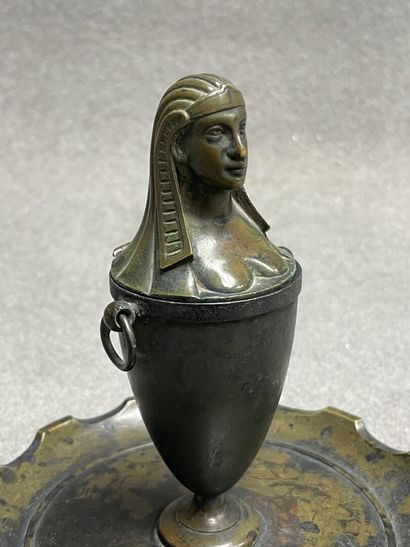 Encrier en régule patiné à décor d'egyptienne.
H:...