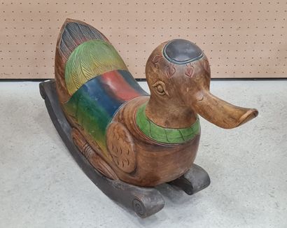 Canard à bascule en bois sculpté et patiné.
Travail...
