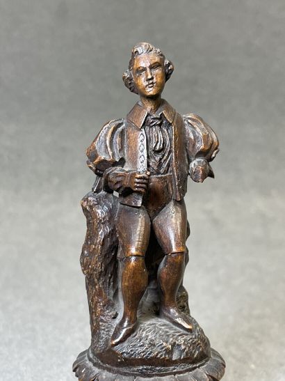 Elégant en bois sculpté formant boite. 
H....