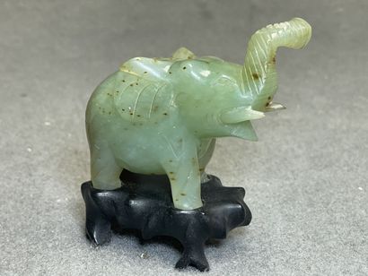 Deux sculptures en jadeite. 
H. :8,5 cm et...