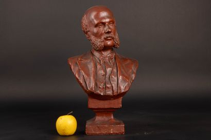 Buste d'homme à bacchantes en terre cuite...