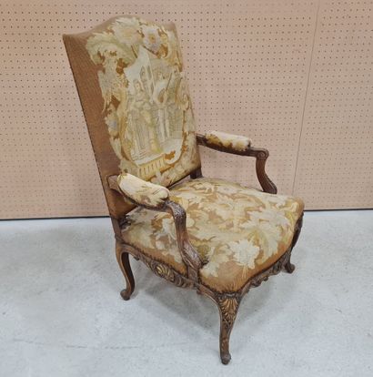 Fauteuil de style Régence, garni de tapisserie...
