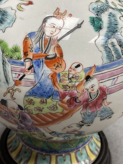 Vase en porcelaine de Chine sur socle bois....