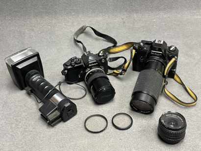 Deux appareils photo argentique Nikon, trois...