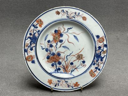Deux assiettes en porcelaine de Chine. 
D....