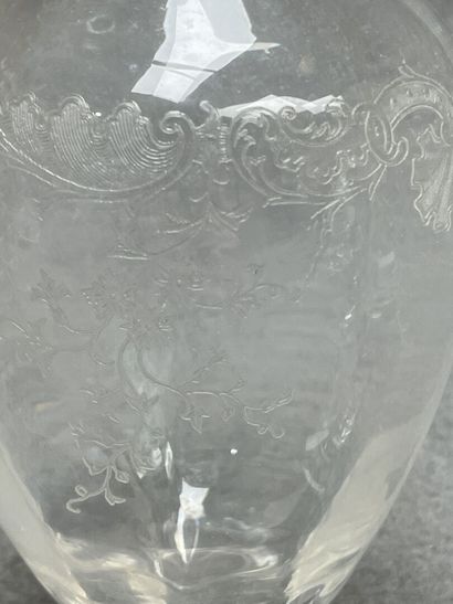 Carafe et quatre verres ciselés. 
H. :34...