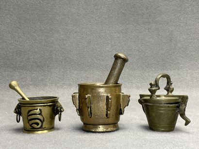 Deux mortiers en bronze et pile à godets.
H:...
