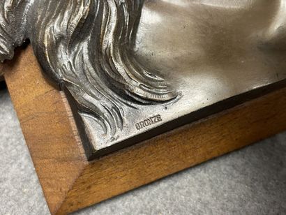 Crucifix en bronze sur croix en bois. 
25...