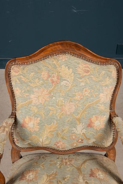 Fauteuil en noyer mouluré à dossier plat...