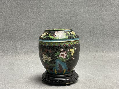 Pot couvert en émaux cloisonnés sur socle...