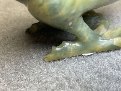 Coq en néphrite vert foncé, sculptée et petite...