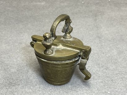 Deux mortiers en bronze et pile à godets.
H:...
