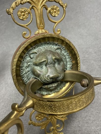 Paire d'appliques à deux lumières à décor...