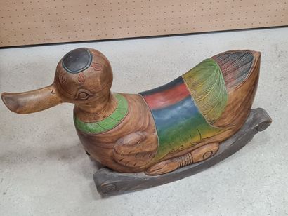 Canard à bascule en bois sculpté et patiné.
Travail...