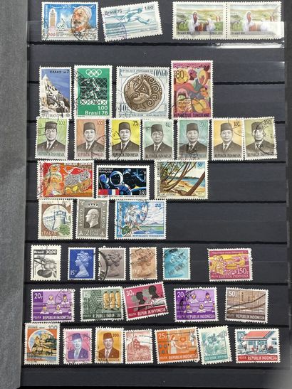 Sept albums de timbres étranger.