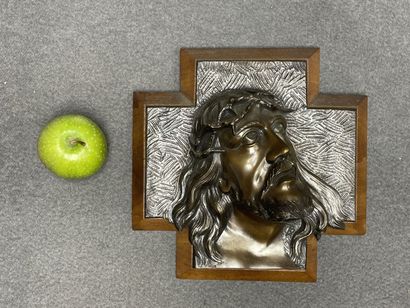 Crucifix en bronze sur croix en bois. 
25...