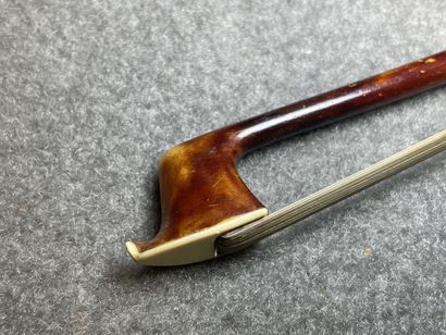 Petit violon et archet.
portant l' étiquette...