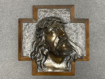 Crucifix en bronze sur croix en bois. 
25...
