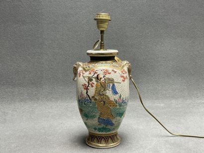 Pied de lampe en porcelaine Satsuma. 
H....