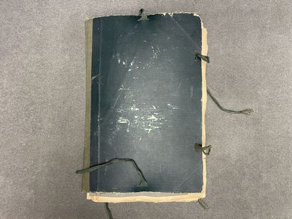 Important herbier de 1923. 
13 x 47 x 30...