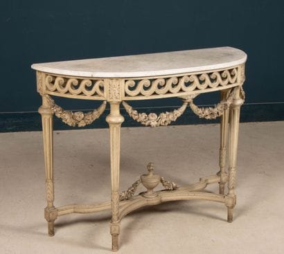 Console en bois sculpté patiné, dessus marbre.
Style...