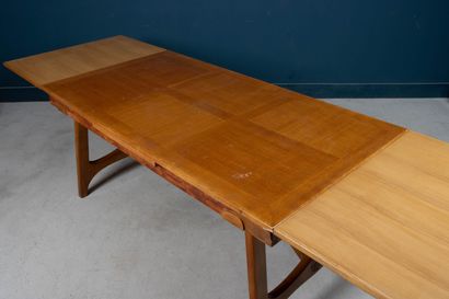 Table rectangulaire en chêne clair, allonges...