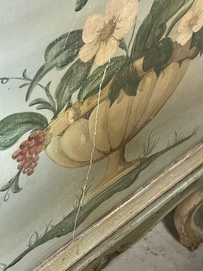 Commode galbée en bois peint de fleurs.
Style...